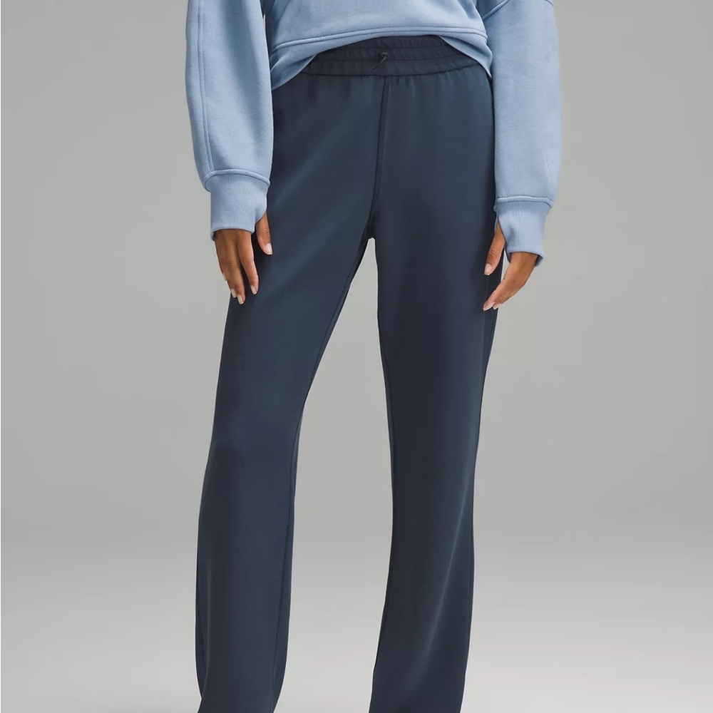Softstreme High-Rise Pant
Regular